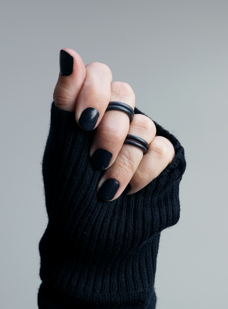 13 pieces of black jewelry you can wear every day // black stacking midi rings