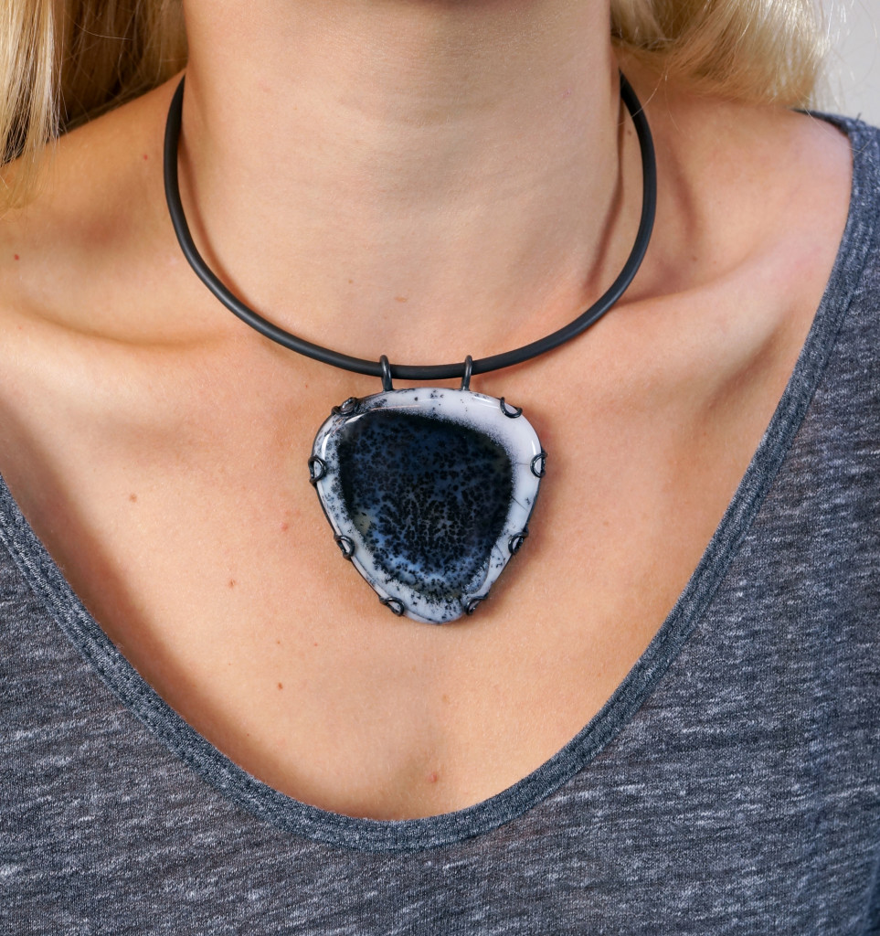 contra noir necklace // edgy and chic black necklace 