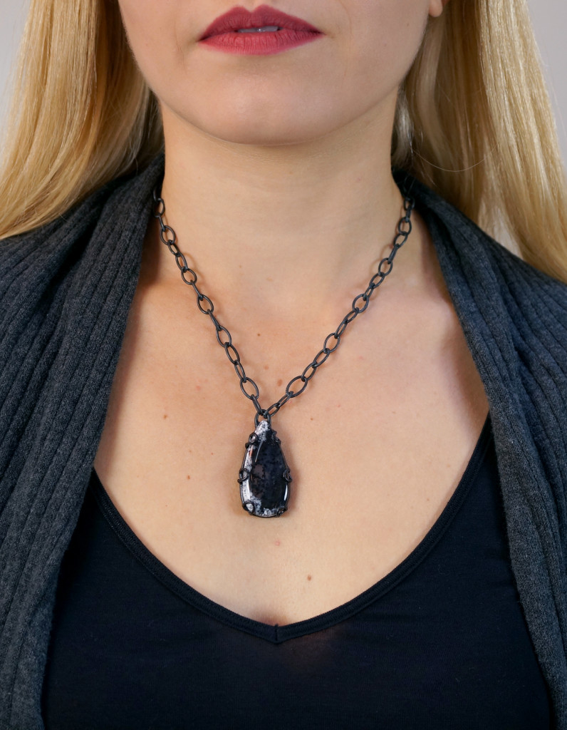 13 pieces of black jewelry that you can wear every day // Contra Noir pendant