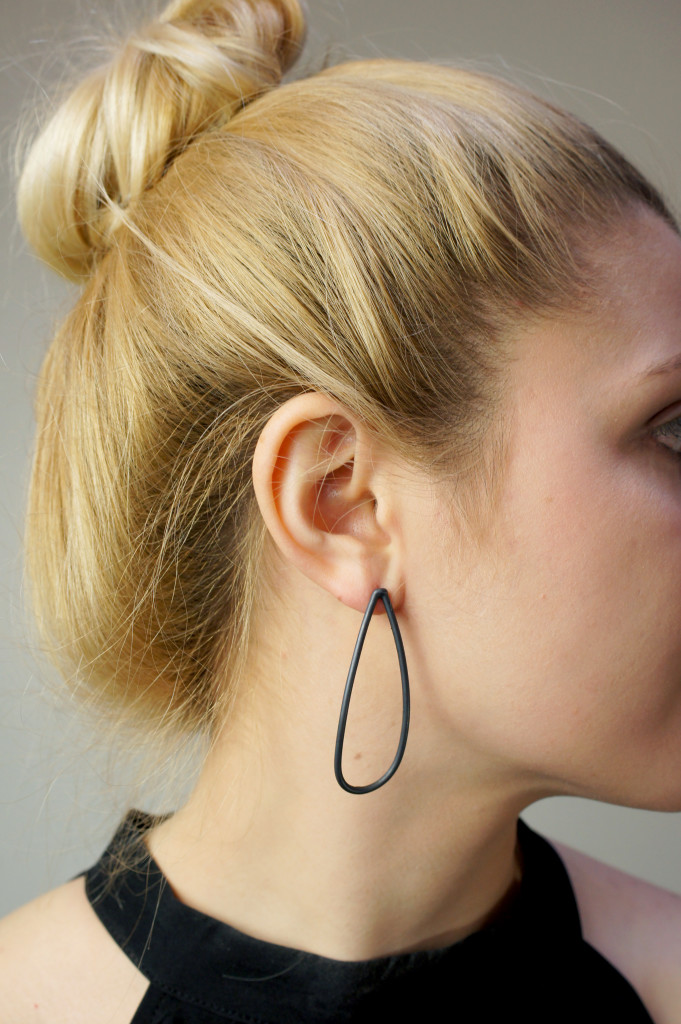 13 pieces of black jewelry that you can wear every day // large petal post earrings