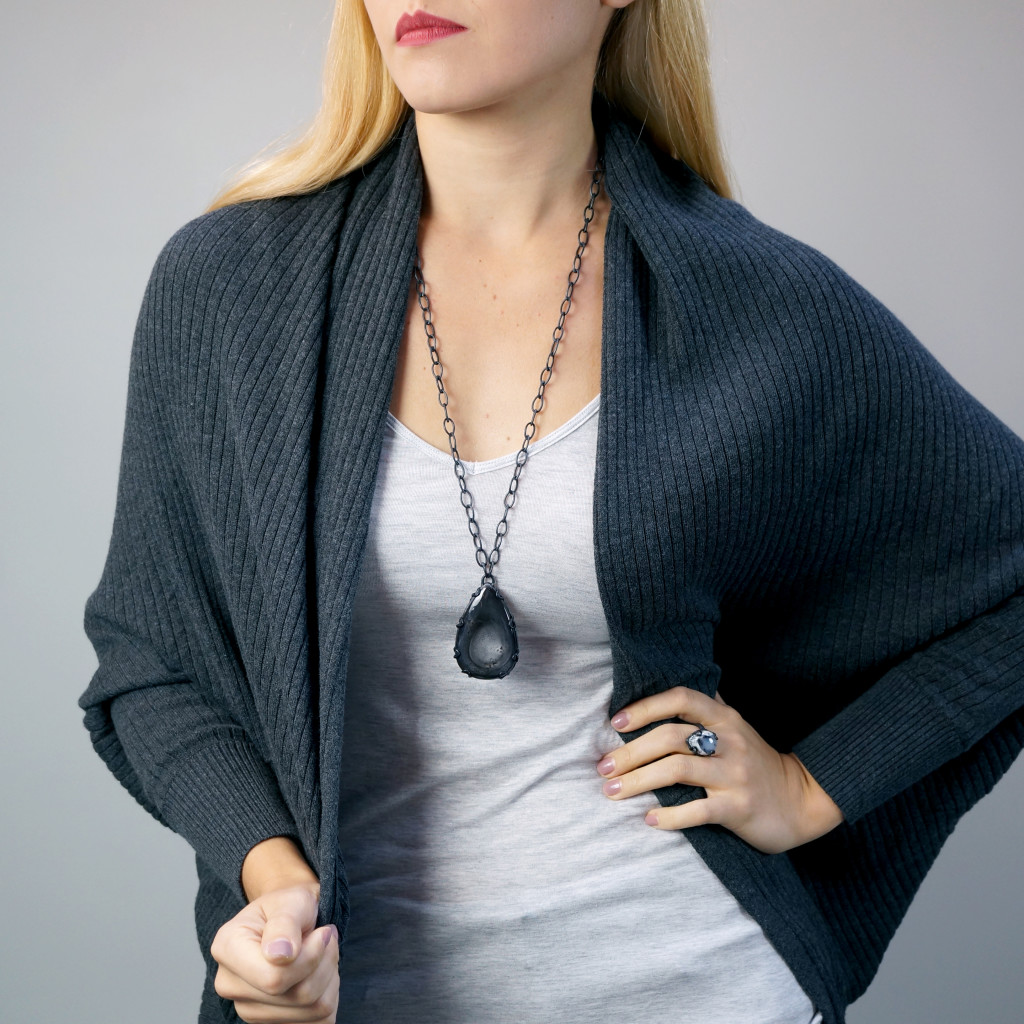 13 pieces of black jewelry you can wear every day // long Contra Noir pendant