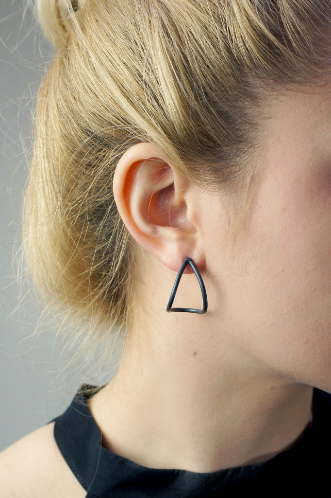 13 pieces of black jewelry you can wear every day // black curve post earrings