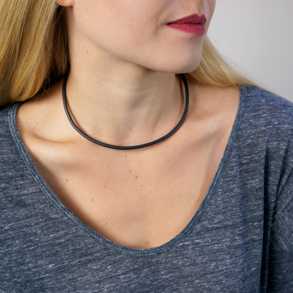 13 pieces of black jewelry you can wear every day // simple collar necklace