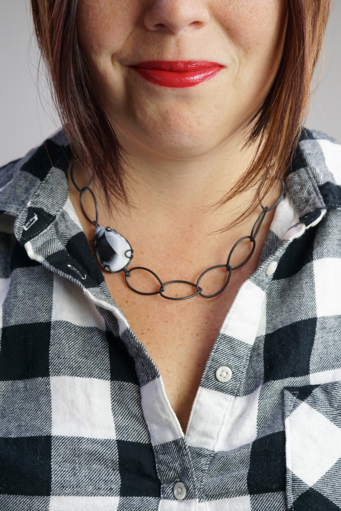 what necklace to wear with a flannel shirt: classic black and white chain necklace