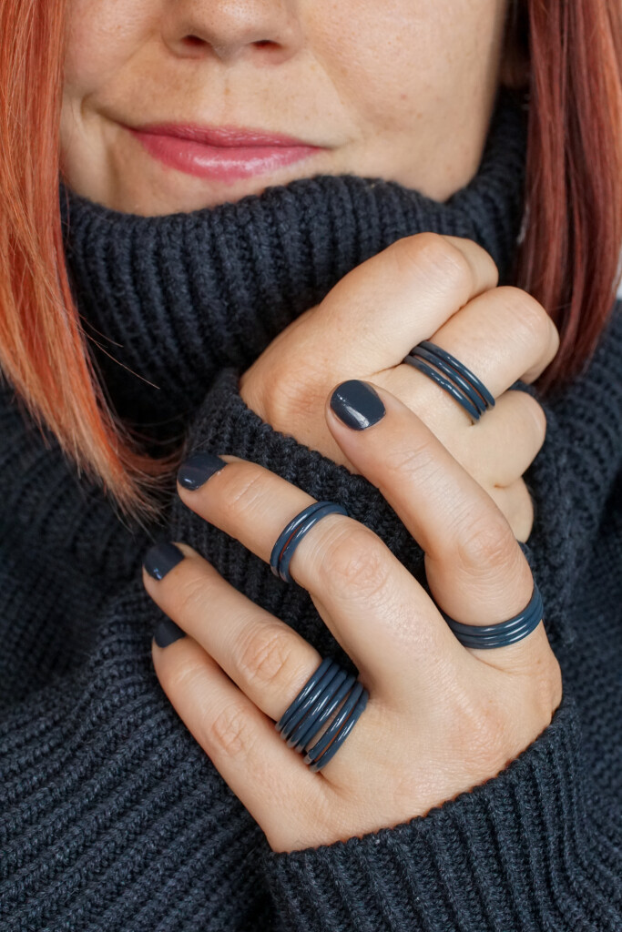 cozy style: dark grey stacking rings and chunky sweater