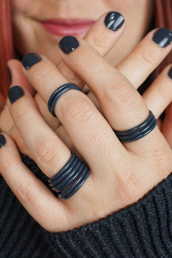 cozy style: dark grey stacking rings and chunky sweater